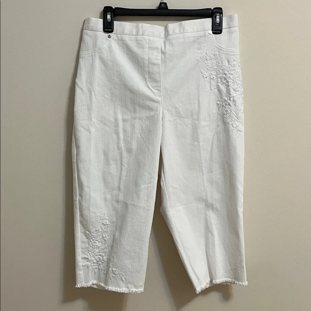 Alfred Dunner Blue Bayou White Capris with Embroidered Detail Elastic Waist 14P - Picture 2 of 14
